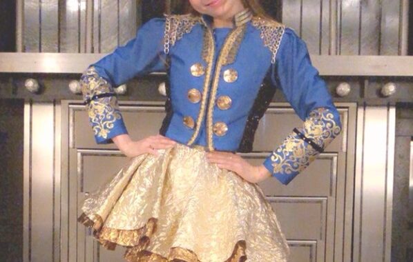 上原さくらが森高千里のコスプレを披露